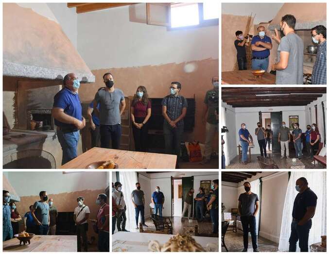 El concejal con el director de la película en la Casa Condal de San Juan, donde se rodará secuencias de la película/TA.